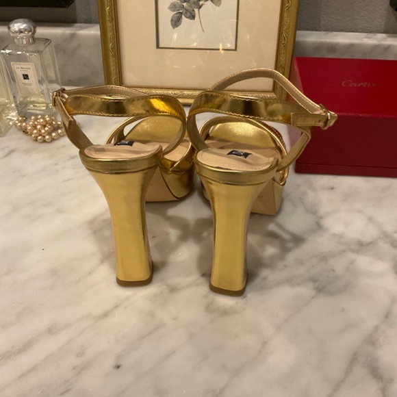 NWT & Box Gold Platform Sandal Size 6 - Picture 7 of 10
